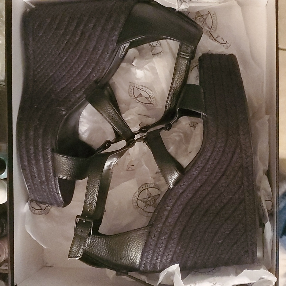 Black craft cult wedges